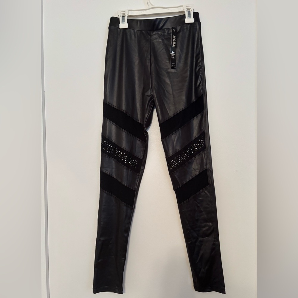 Black faux leather leggings, S/M, NWT
Flexible!